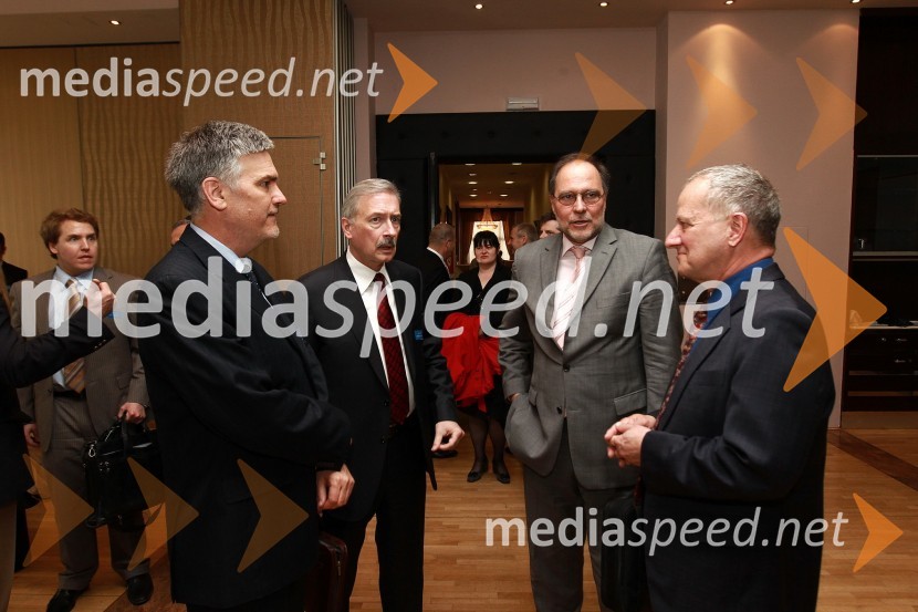 ..., Victor Jackovich, nekdanji veleposlanik ZDA v Sloveniji, mag. Mitja Gaspari, minister za razvoj in evropske zadeve in Joseph A. Mussomeli, veleposlanik ZDA v SlovenijiAmCham Investicijska konferenca U.S.-Slovenia business bridge: U.S. Investors day