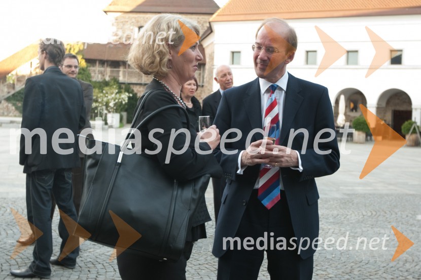 Louise Chatwood, KD skladi in Andrew Page, veleposlanik Anglije v SlovenijiGuest star 2010