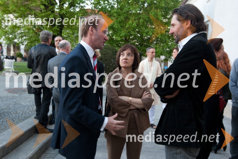 Andrew Page, veleposlanik Anglije v Sloveniji, Nicole Michelangeli, veleposlanica Francije v Sloveniji in Andrea Massi, trener smučarke Tine MazeGuest star 2010
