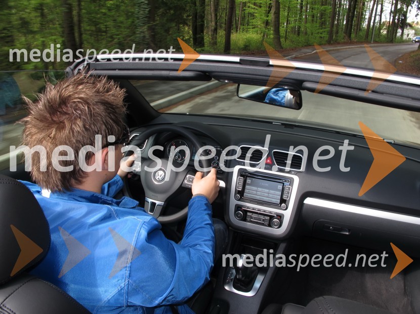 Notranjost avtomobila Volkswagen EOSPrenovljeni Volkswagen EOS, slovenska predstavitev