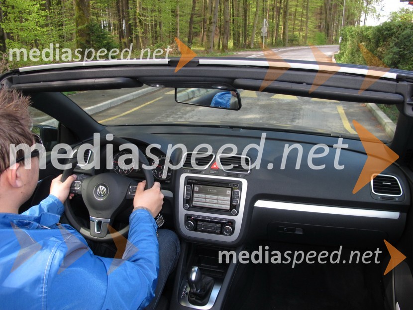 Notranjost avtomobila Volkswagen EOSPrenovljeni Volkswagen EOS, slovenska predstavitev