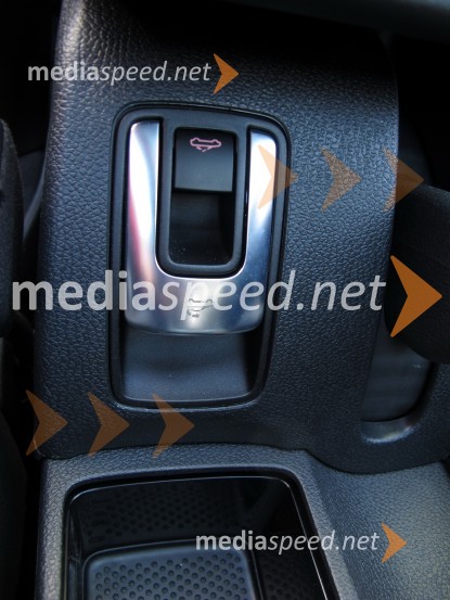 Notranjost avtomobila Volkswagen EOSPrenovljeni Volkswagen EOS, slovenska predstavitev