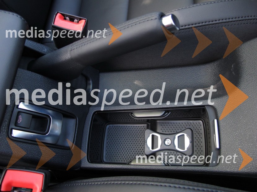 Notranjost avtomobila Volkswagen EOSPrenovljeni Volkswagen EOS, slovenska predstavitev