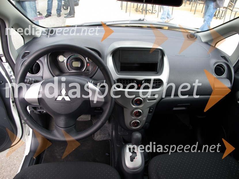 	Mitsubishi i-Miev, notranjostMitsubishi i-Miev, slovenska predstavitev