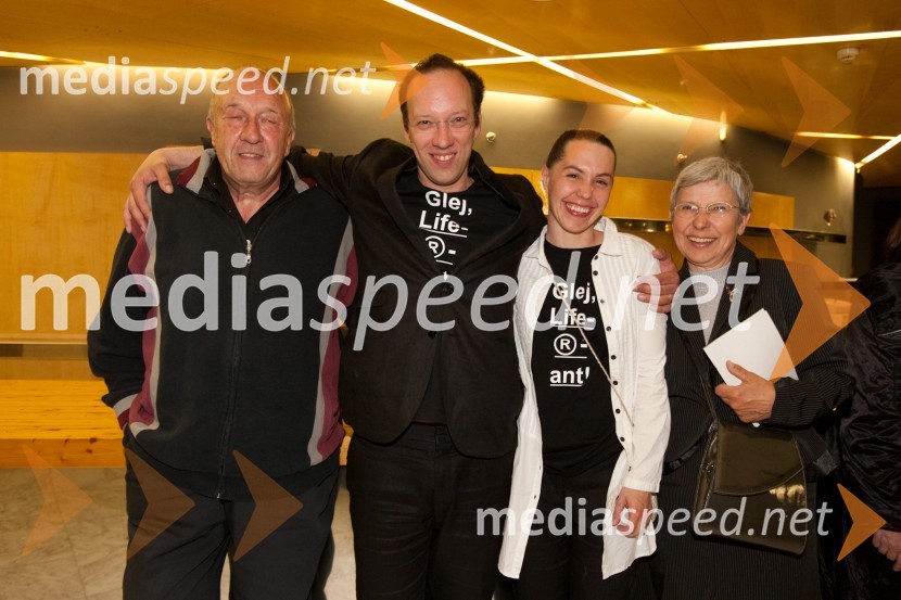 Miha Nemec, igralec, režiser, soproga Maja Nemec, igralka in starša Janez in Alenka NemecPremiera predstave Liferanti v SNG Nova Gorica