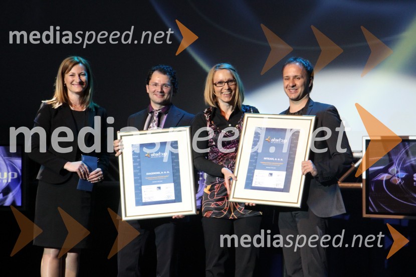 Manja Skernišak, članica uprave Nove KBM d.d., Alenka Hren, vodja sektorja za podjetništvo, JAPTI in dobitnika priznanja za Najbolje spisan poslovni načrt, DiaGenomi in InteliusKonferenca Podim, 1. dan