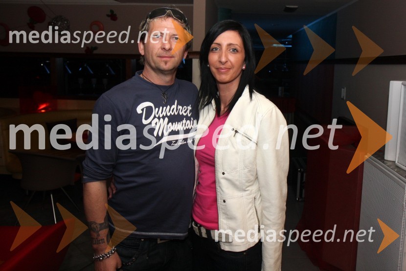 Leon Markovič Gorenšek, direktor Mediavoice z punco 
Maja Keuc in modna revija kopalk ter poletne kolekcije Zapeljivka.si