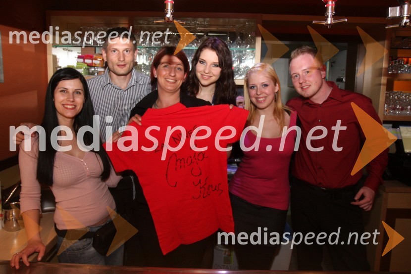 Ekipa biljardnice Martinela in Maja Keuc, pevkaMaja Keuc in modna revija kopalk ter poletne kolekcije Zapeljivka.si