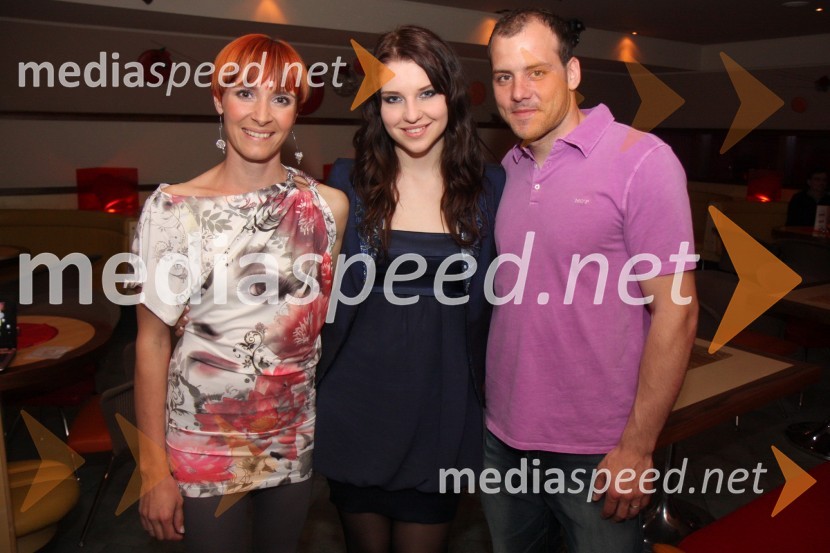 Eva Lepej Dragšič, lastnica biljardnice Martinela, Maja Keuc, pevka ter Mitja Dragšič, bivši smučar in lastnik biljardnice MartinelaMaja Keuc in modna revija kopalk ter poletne kolekcije Zapeljivka.si