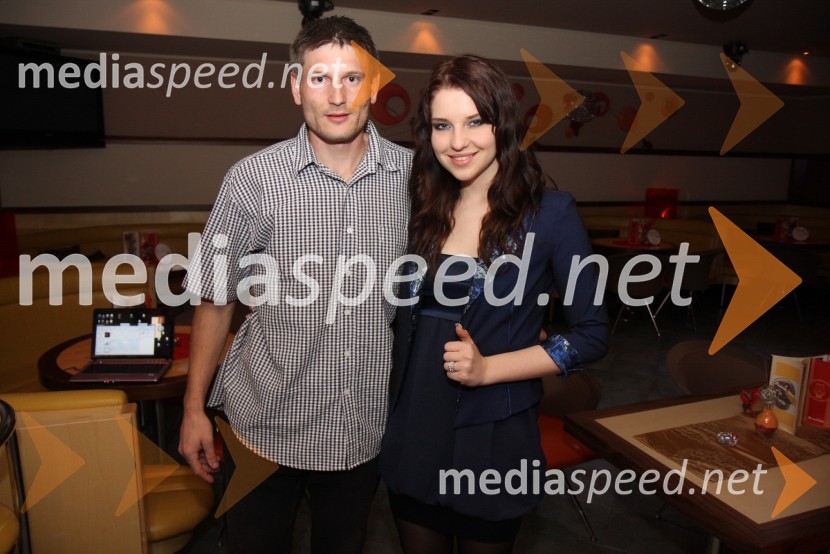 ..., Maja Keuc, pevkaMaja Keuc in modna revija kopalk ter poletne kolekcije Zapeljivka.si