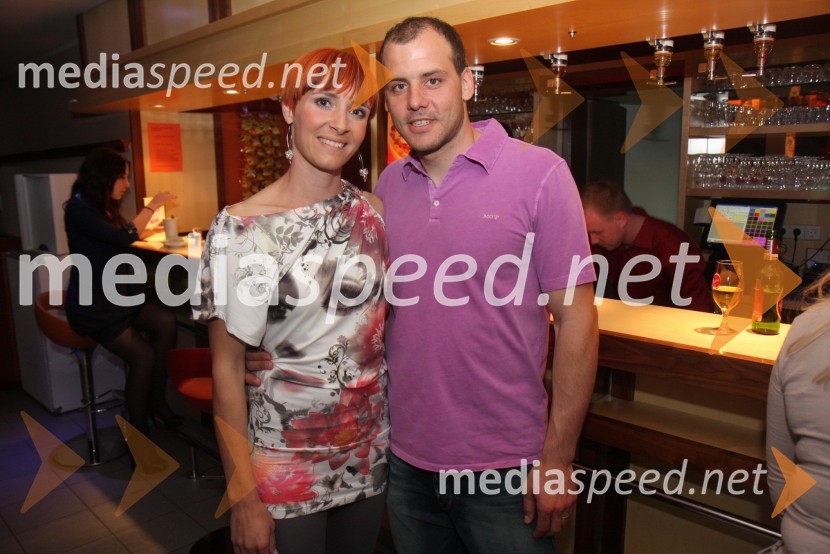 Eva Lepej Dragšič, lastnica biljardnice Martinela ter Mitja Dragšič, bivši smučar in lastnik biljardnice MartinelaMaja Keuc in modna revija kopalk ter poletne kolekcije Zapeljivka.si