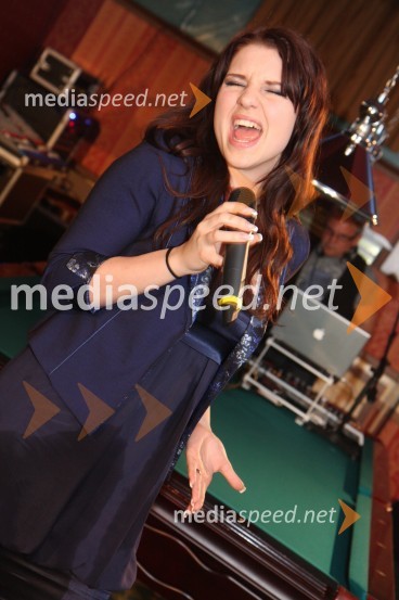 Maja Keuc, pevkaMaja Keuc in modna revija kopalk ter poletne kolekcije Zapeljivka.si