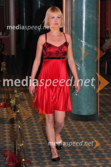 Maja Keuc in modna revija kopalk ter poletne kolekcije Zapeljivka.si