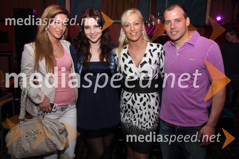 ..., Maja Keuc, pevka, ..., Mitja Dragšič, bivši smučar in lastnik biljardnice MartinelaMaja Keuc in modna revija kopalk ter poletne kolekcije Zapeljivka.si