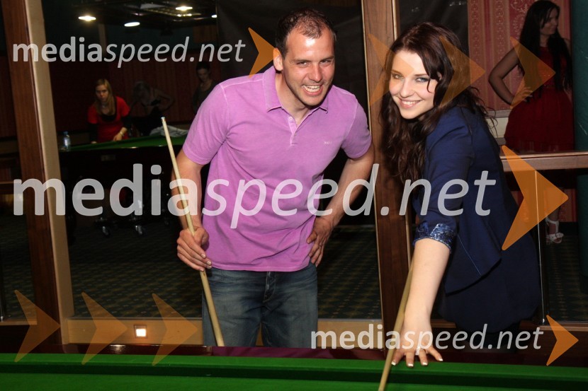 Mitja Dragšič, bivši smučar in lastnik biljardnice Martinela ter Maja Keuc, pevkaMaja Keuc in modna revija kopalk ter poletne kolekcije Zapeljivka.si