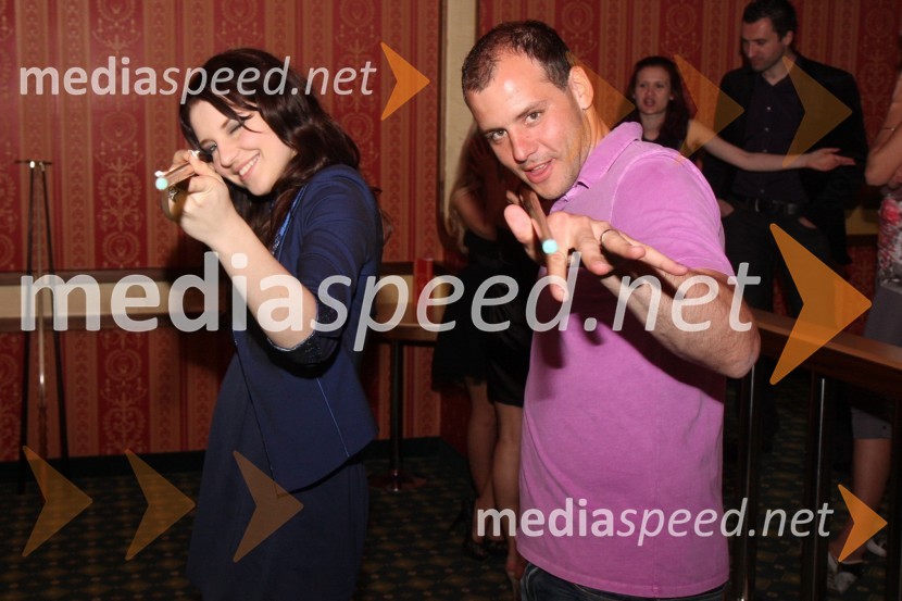 Maja Keuc, pevka ter Mitja Dragšič, bivši smučar in lastnik biljardnice MartinelaMaja Keuc in modna revija kopalk ter poletne kolekcije Zapeljivka.si