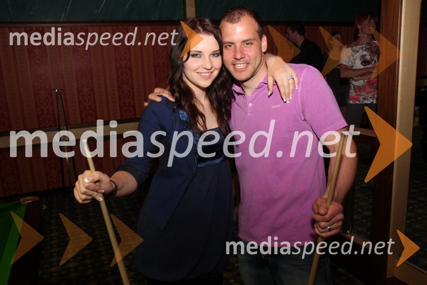 Maja Keuc, pevka ter Mitja Dragšič, bivši smučar in lastnik biljardnice MartinelaMaja Keuc in modna revija kopalk ter poletne kolekcije Zapeljivka.si