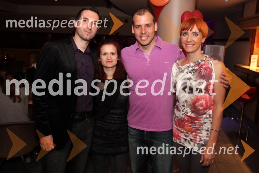 Andrej Žvanut, lastnik trgovine Zapeljivka.si, Mojca Lukan, vodja trgovine Zapeljivka.si, Eva Lepej Dragšič, lastnica biljardnice Martinela ter Mitja Dragšič, bivši smučar in lastnik biljardnice MartinelaMaja Keuc in modna revija kopalk ter poletne kolekcije Zapeljivka.si