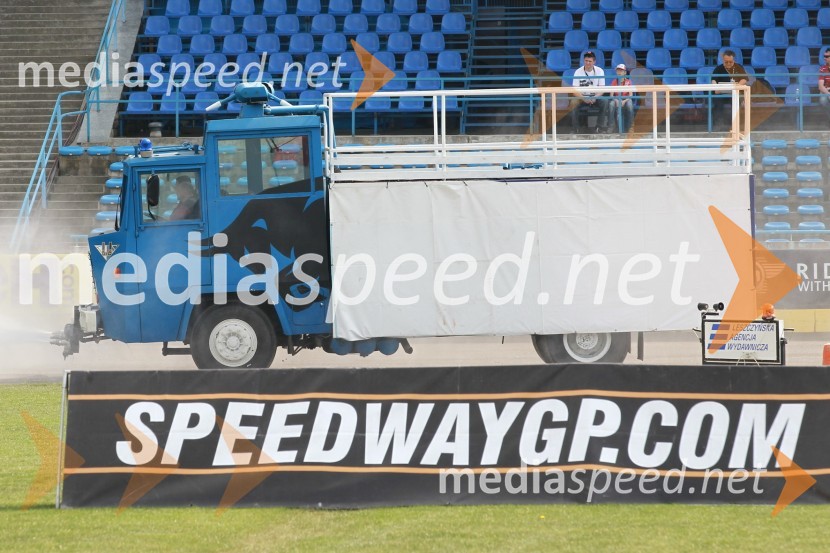 Stadion Alfreda Smoczyka, Leszno in vozilo za polivanje proge, nekdanje vozilo z vodnimi topovi proti demonstracijamSpeedway Grand Prix VN Evrope, trening