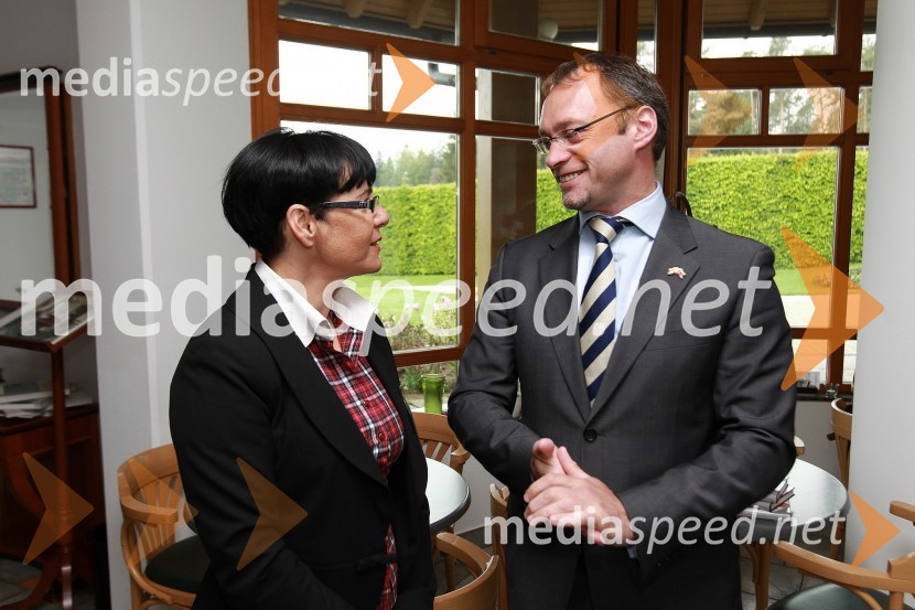 Zvezdana Lubej, direktorica Profiles International Slovenia in Kevin Morrison, predsednik Britanske gospodarske zbornice v SlovenijiBritanska gospodarska zbornica v Sloveniji ter Profiles International Slovenia sta organizirala predavanje Deirica McCanna in golf turnir