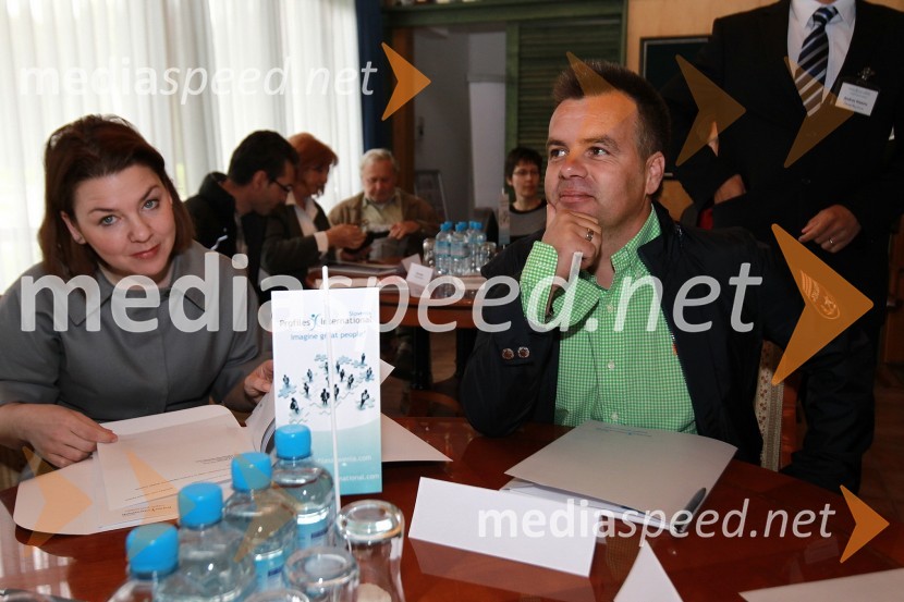 Tjaša Kolenc Filipčič, predsednica sekcije Mladi manager v Združenju Manager in Danijel BasićBritanska gospodarska zbornica v Sloveniji ter Profiles International Slovenia sta organizirala predavanje Deirica McCanna in golf turnir