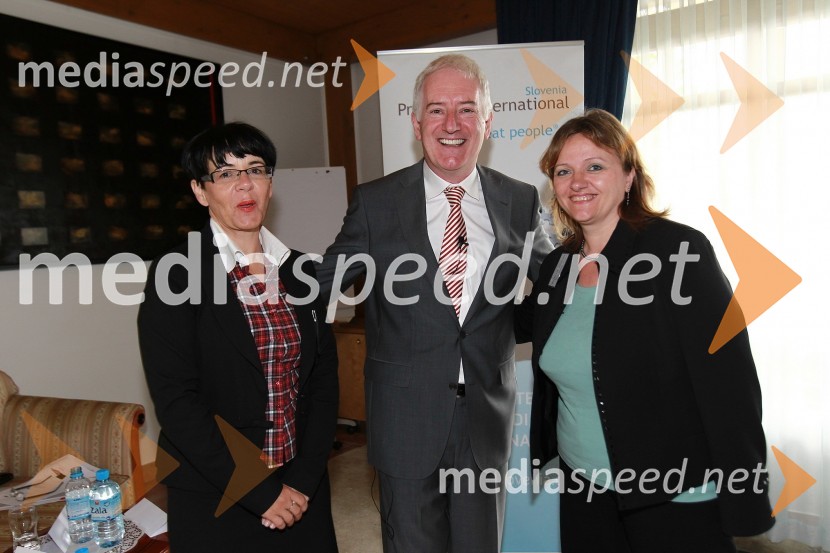 	Zvezdana Lubej, direktorica Profiles International Slovenia, Deiric McCann in ...Britanska gospodarska zbornica v Sloveniji ter Profiles International Slovenia sta organizirala predavanje Deirica McCanna in golf turnir