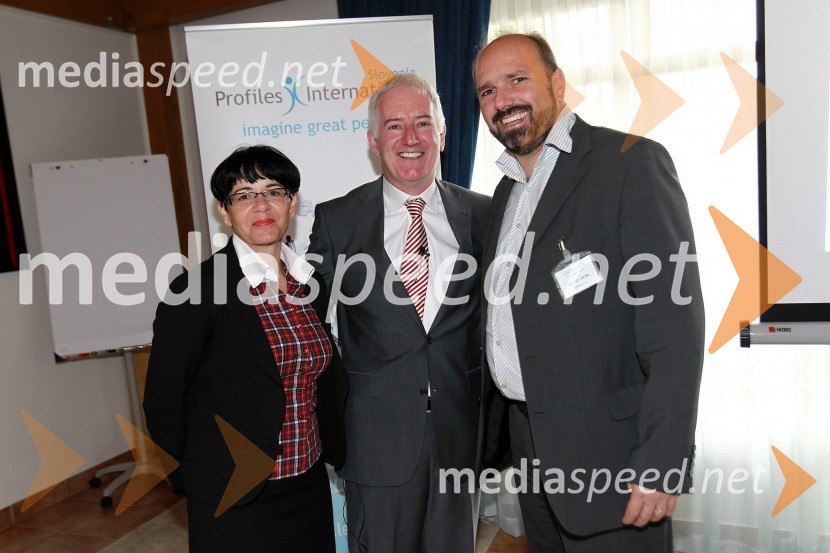 	Zvezdana Lubej, direktorica Profiles International Slovenia, Deiric McCann in mag. Matjaž JanšaBritanska gospodarska zbornica v Sloveniji ter Profiles International Slovenia sta organizirala predavanje Deirica McCanna in golf turnir