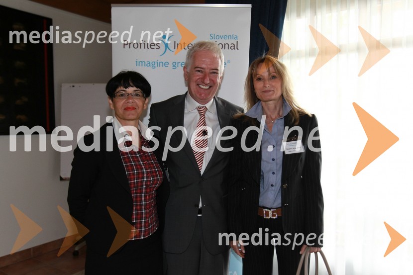 Zvezdana Lubej, direktorica Profiles International Slovenia, Deiric McCann in Helena BrandnerBritanska gospodarska zbornica v Sloveniji ter Profiles International Slovenia sta organizirala predavanje Deirica McCanna in golf turnir