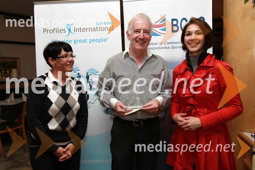 Zvezdana Lubej, direktorica Profiles International Slovenia, Deiric McCann in Saša Rakita, direktorica marketinga na BCCSBritanska gospodarska zbornica v Sloveniji ter Profiles International Slovenia sta organizirala predavanje Deirica McCanna in golf turnir