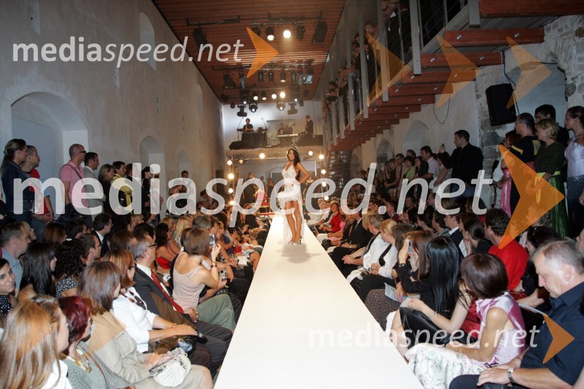 Iris Mulej, Miss Slovenije 2006 in obleka, ki jo je kreirala Barbara TurkIzbor večerne obleke Miss Slovenije 2006 za finalni izbor Miss sveta 2006