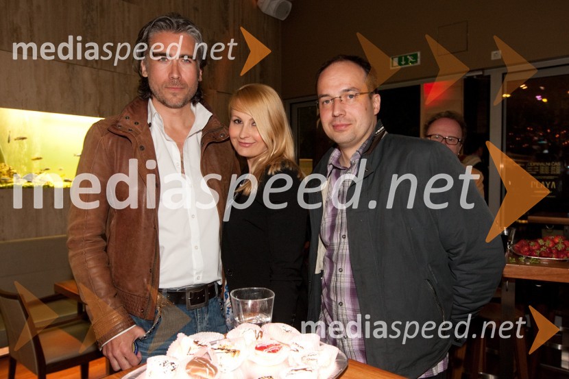 	Jan Plestenjak, glasbenik, Karmen Stavec, pevka in Leo Oblak, predsednik uprave Infonet media d.d.Obletnica Kavarne Playa