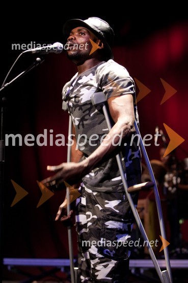 Član skupine Staff Benda BililiDruga godba, otvoritev festivala