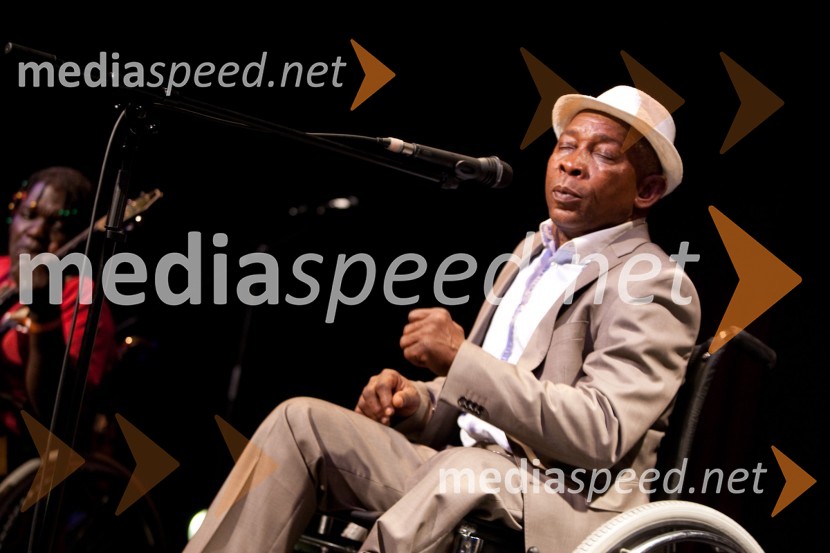 Član skupine Staff Benda BililiDruga godba, otvoritev festivala