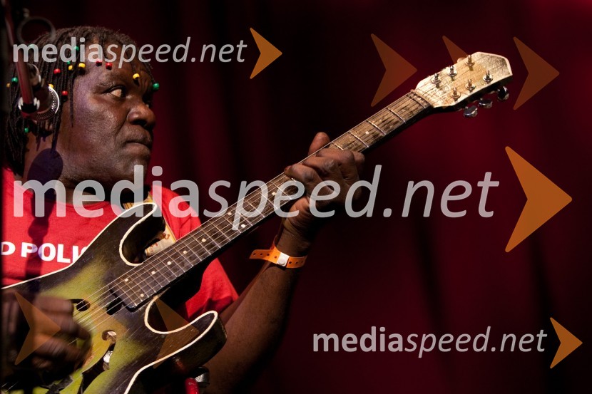 Član skupine Staff Benda BililiDruga godba, otvoritev festivala