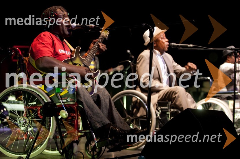 Člani skupine Staff Benda BililiDruga godba, otvoritev festivala