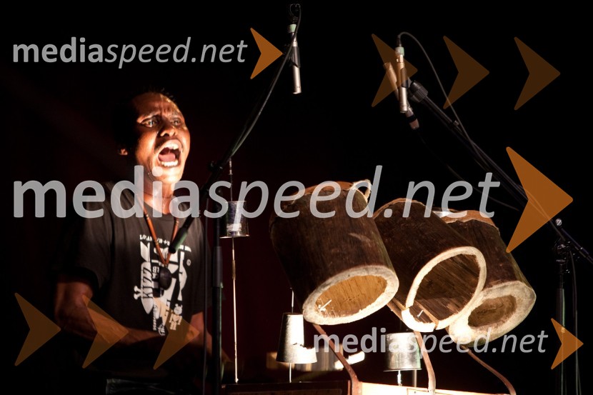 Član skupine Staff Benda BililiDruga godba, otvoritev festivala