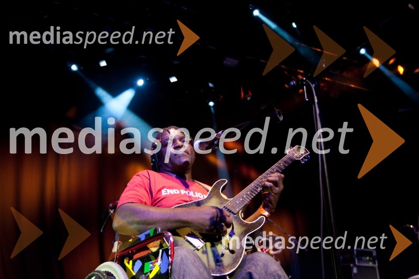 Član skupine Staff Benda BililiDruga godba, otvoritev festivala