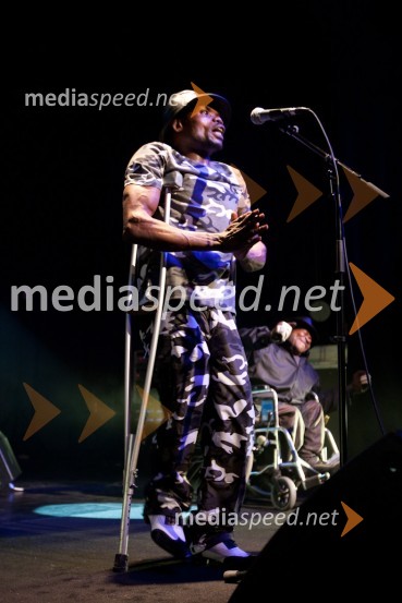 Član skupine Staff Benda BililiDruga godba, otvoritev festivala