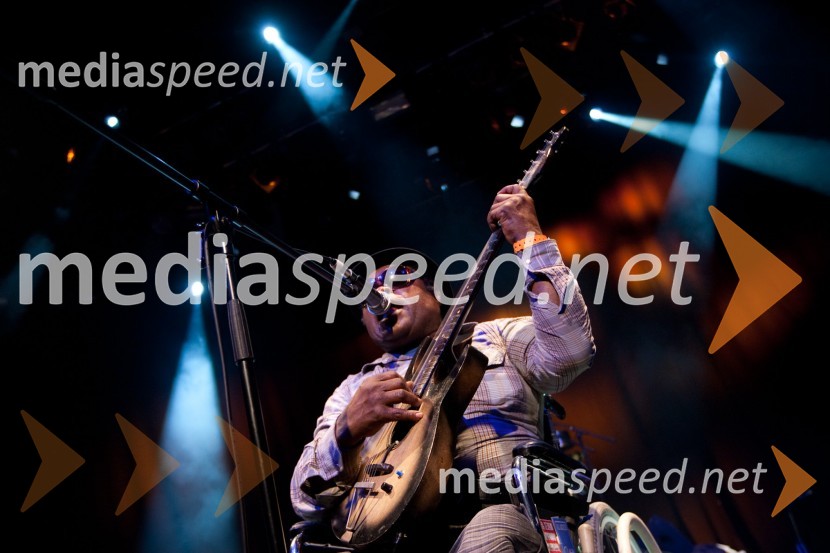 Član skupine Staff Benda BililiDruga godba, otvoritev festivala