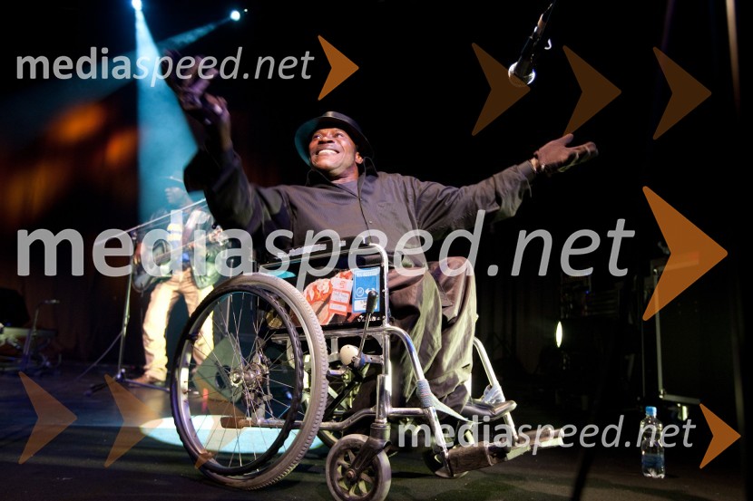 Član skupine Staff Benda BililiDruga godba, otvoritev festivala