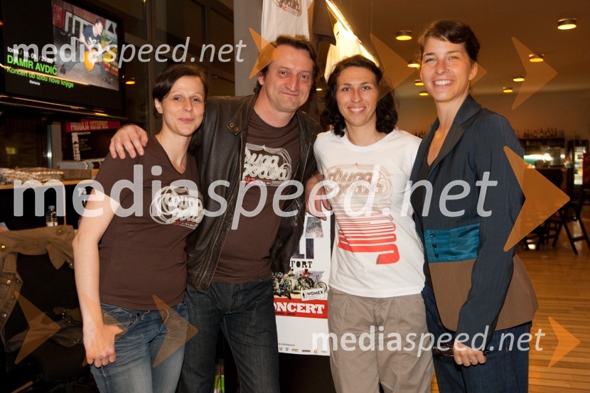 Ekipa Druge godbe: Anja Štefanič, Bogdan Benigar, Polona Ziherl in Ariana FerfilaDruga godba, otvoritev festivala