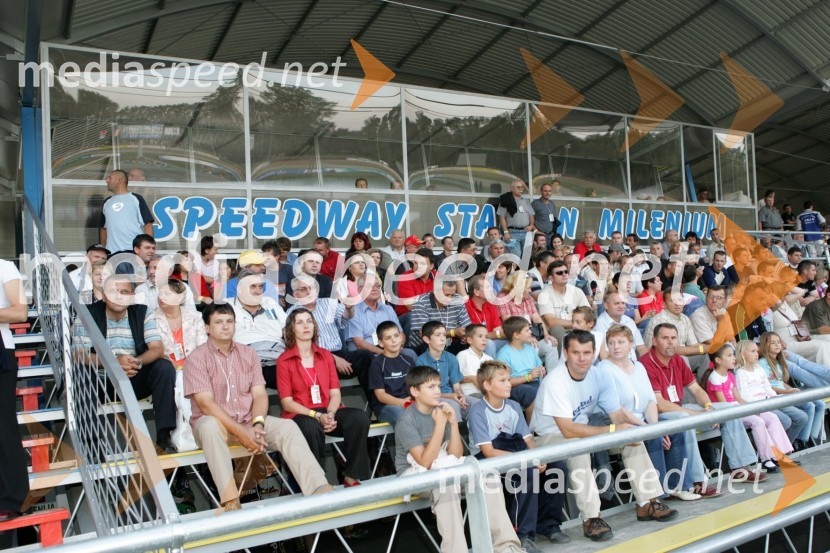 Pogled na tribuno stadiona MileniumSPEEDWAY, otvoritev stadiona Milenium