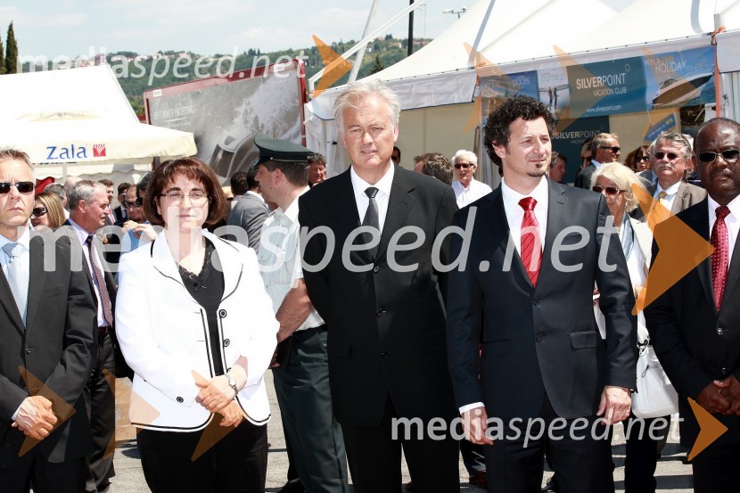 Dr. Ljubica Jelušič, ministrica za obrambo, Jurij Korenc, idejni oče ter izvršni direktor Internautice in dr. Patrick Vlačič, minister za prometInternautica 2011 - 16. mednarodna razstava navtike, odprtje