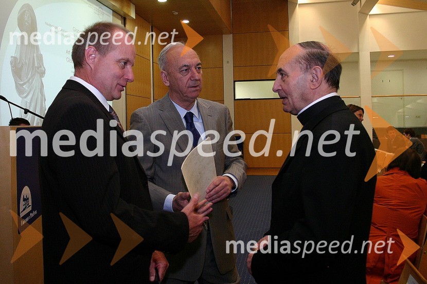 Prof. dr. Marko Jesenšek, dekan Filozofske fakultete Univerze v Mariboru, Janez Ujčič, požupan Mestne občine Maribor in Franc Kramberger, nekdanji nadškofUmetnost okrog 1400 : Globalni in regionalni pogledi, mednarodni znanstveni simpozij pod pokroviteljstvom Mednarodnega odbora za umetnostno zgodovino