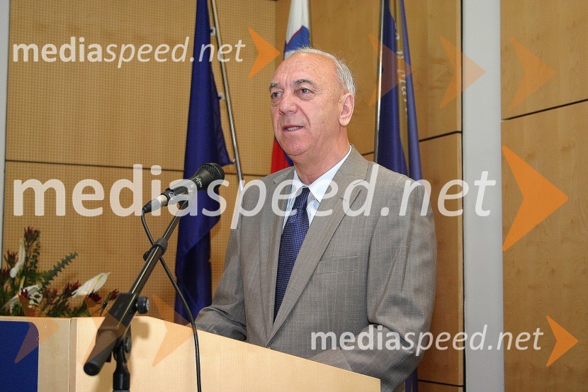 Janez Ujčič, požupan Mestne občine MariborUmetnost okrog 1400 : Globalni in regionalni pogledi, mednarodni znanstveni simpozij pod pokroviteljstvom Mednarodnega odbora za umetnostno zgodovino