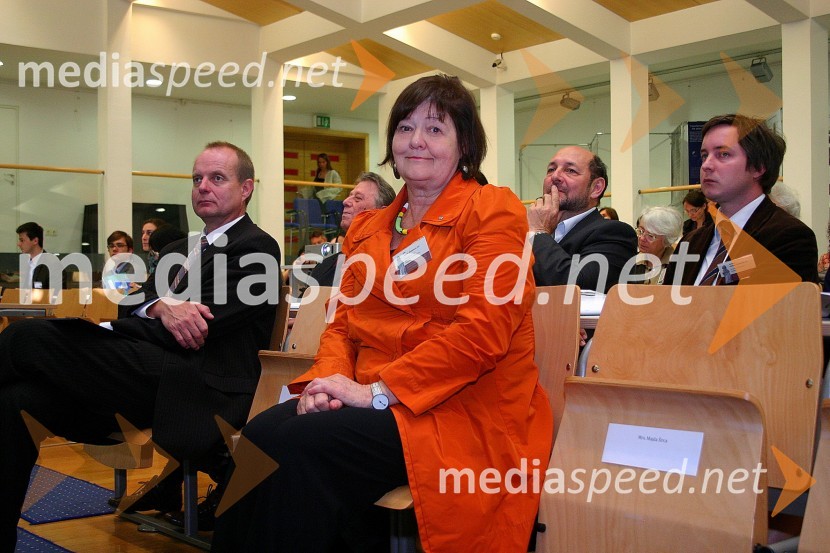 Prof. dr. Marko Jesenšek, dekan Filozofske fakultete Univerze v Mariboru in prof. dr. Jaynie Anderson, predsednica Mednarodnega združenja za zgodovino umetnostiUmetnost okrog 1400 : Globalni in regionalni pogledi, mednarodni znanstveni simpozij pod pokroviteljstvom Mednarodnega odbora za umetnostno zgodovino