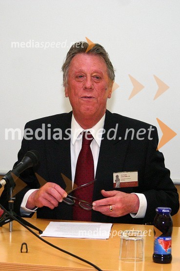 Prof. dr. Janez Höfler, predavatelj na Filozofski fakulteti Univerze v LjubljaniUmetnost okrog 1400 : Globalni in regionalni pogledi, mednarodni znanstveni simpozij pod pokroviteljstvom Mednarodnega odbora za umetnostno zgodovino