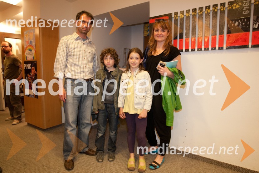 Mateja Jesenek, članica uprave Mercatorja z družinoProv hudo, premiera v Lutkovnem gledališču