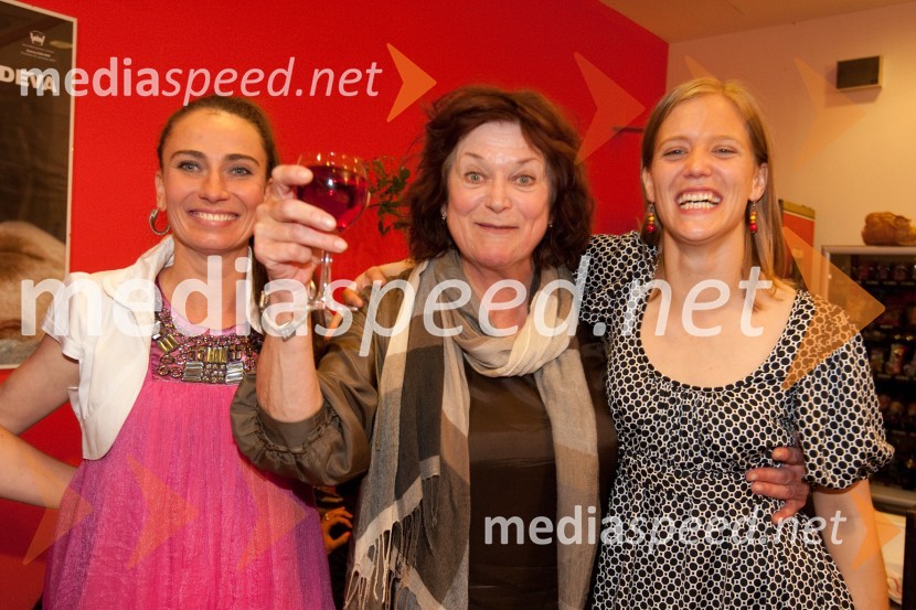 Alenka Tetičkovič, igralka, Marijana Brecelj, igralka in Ana Hribar, igralkaProv hudo, premiera v Lutkovnem gledališču