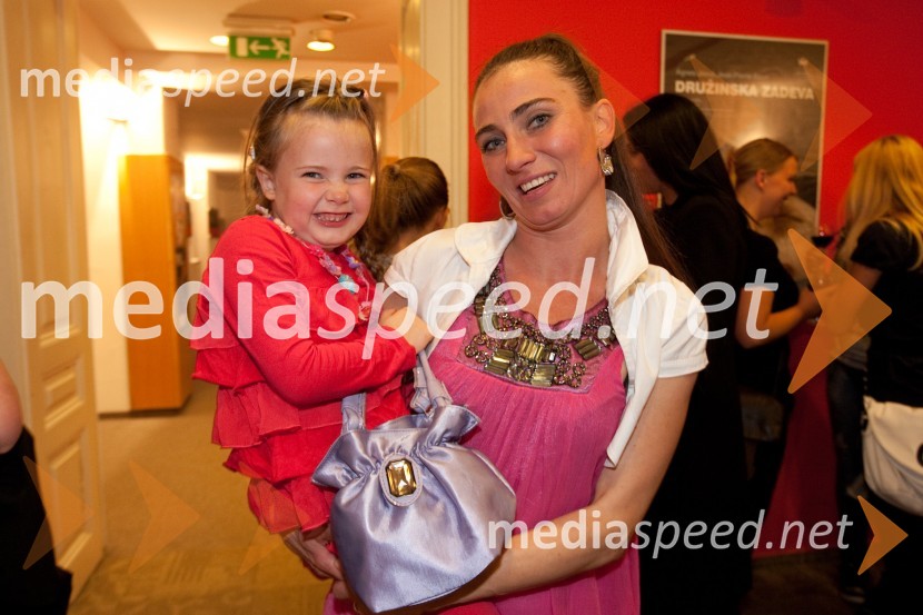 Alenka Tetičkovič, igralka in hči TojaProv hudo, premiera v Lutkovnem gledališču